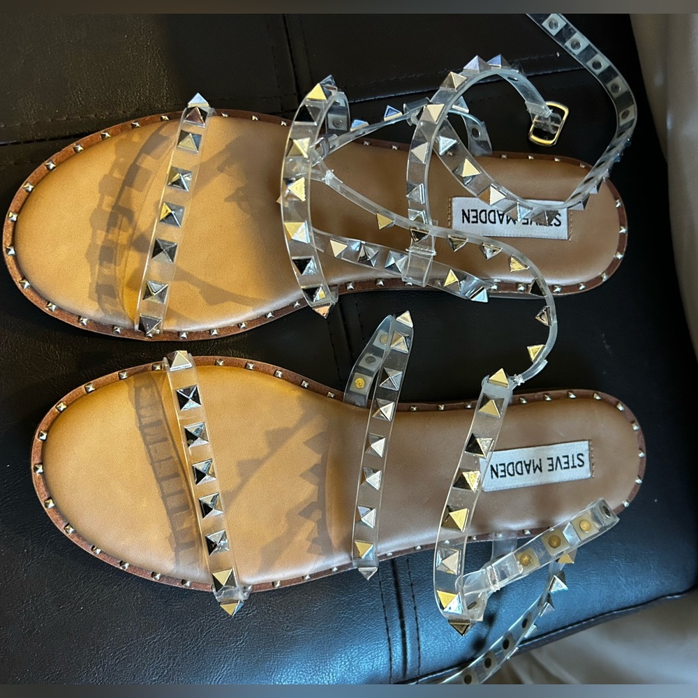 Steve Madden Travel Sandal in clear pyramid stud Sz 8 EUC